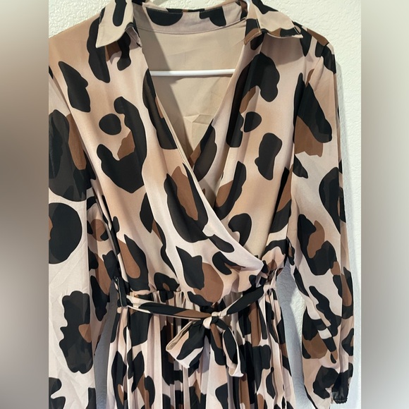 Pretty Leopard Print Crossover Dress w/belt - Picture 2 of 5